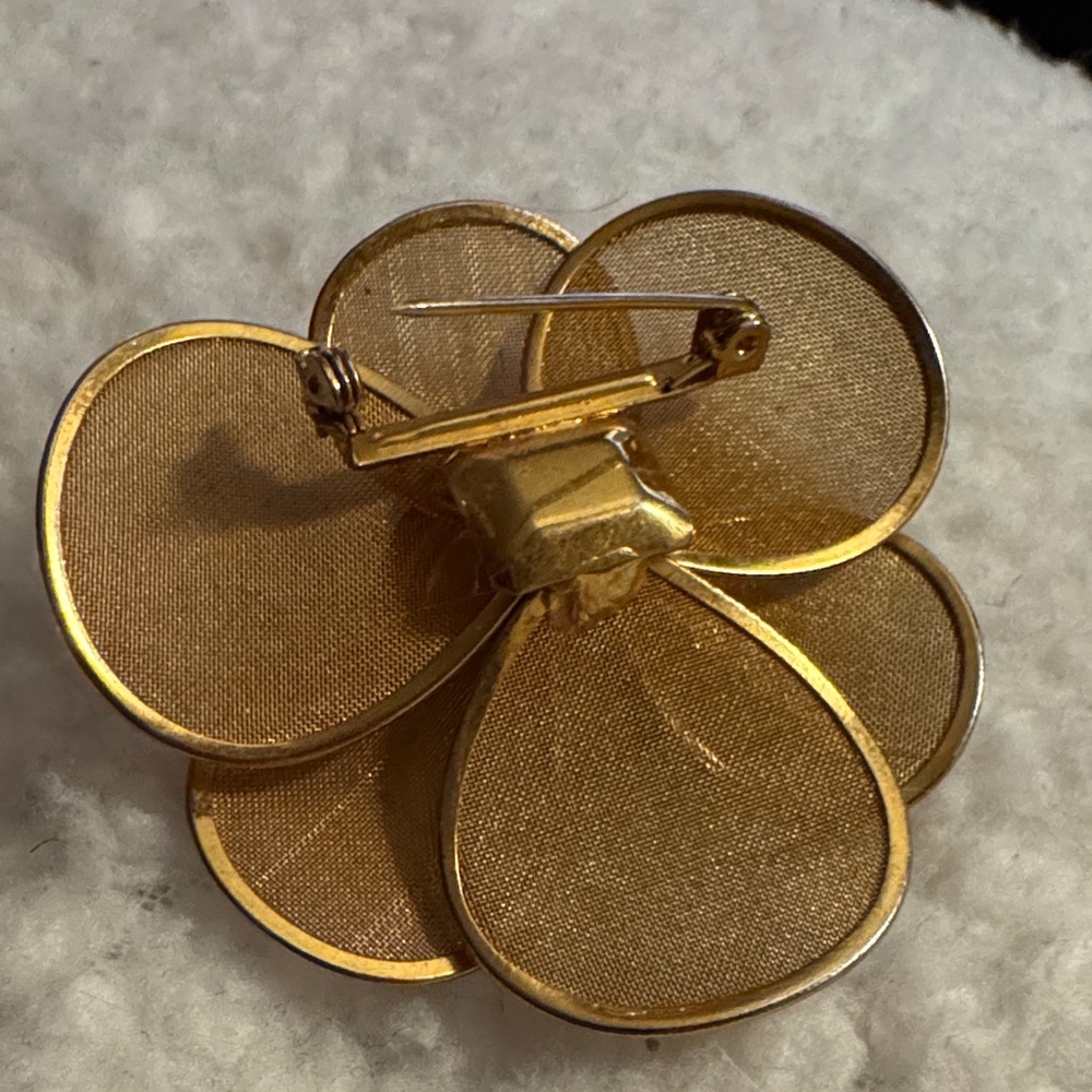 vintage gold-tone flower brooch with mesh petals and a central rose desig - Picture 4 of 4